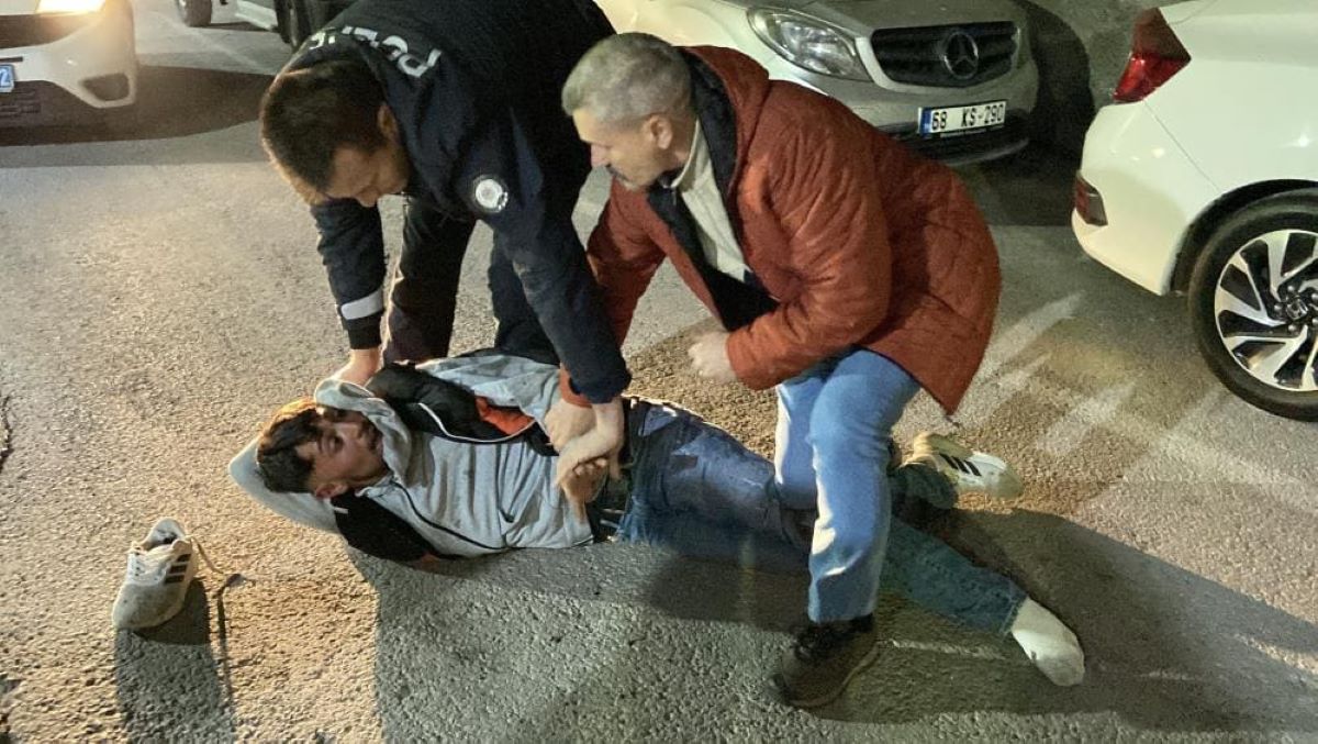 3 Kişi Bıçaklandı Şüphelileri Kovalamaca Sonucu Biber Gazıyla Etkisiz Hale Getirildi! 5