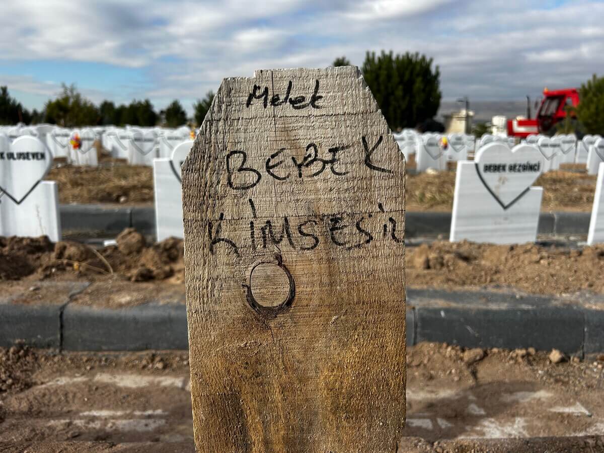 Acı Olay Parçalanmış Halde Bulunan Bebek Cesedi Kimsesizler Mezarlığına Defnedildi! (1)