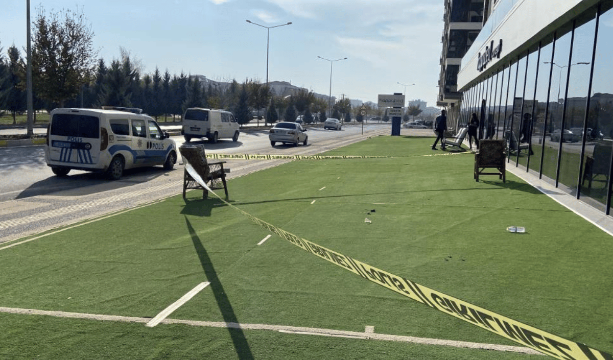 Aksaray'da 16 Yaşındaki Genç Kız 4. Kattaki Evlerinin Camından Aşağıya Düşerek Ağır Yaralandı. Olay, Tacin Mahallesinde Yaşandı. Edinilen Bilgiye Göre, Apartmanın 4. Katında Yaşayan 16 Yaşındaki M (1)