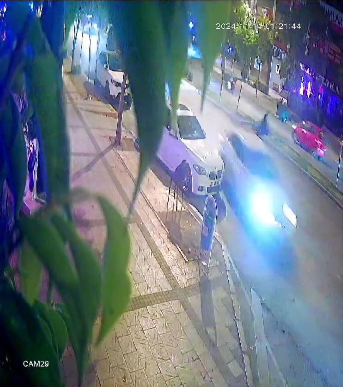 Anne Ve Oğluna Otomobil Çarptı, Başka Bir Otomobil Ise Üstlerinden Geçti! 2