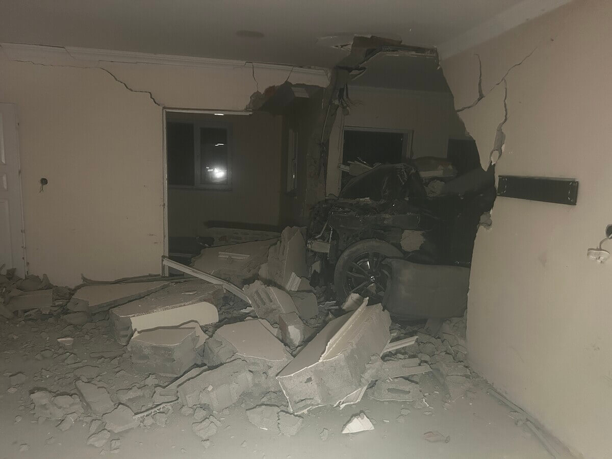 Aşırı Hız Nedeniyle Yoldan Çıkan Lüks Araç, Eve Ok Gibi Saklandı! (2)