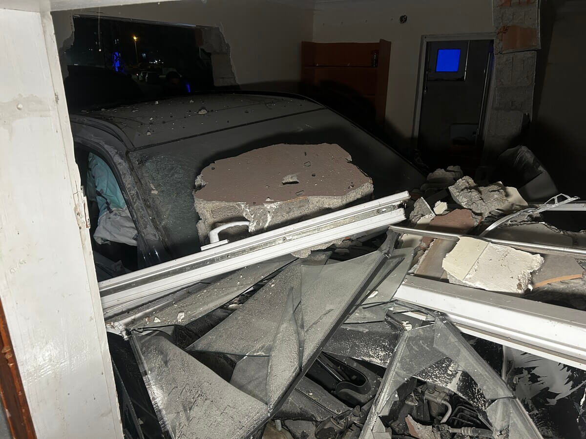 Aşırı Hız Nedeniyle Yoldan Çıkan Lüks Araç, Eve Ok Gibi Saklandı! (3)