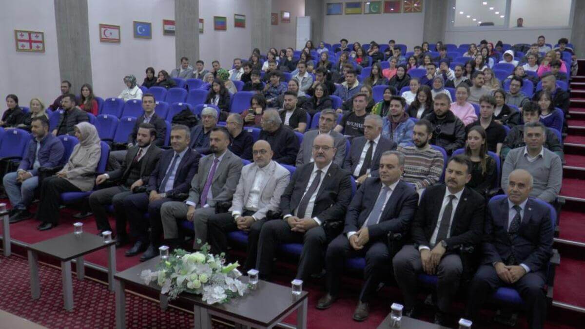 ERÜ’de konuşan Bakan Yardımcısı Çam: Gençler zorlu bir dönemin oyuncuları!
