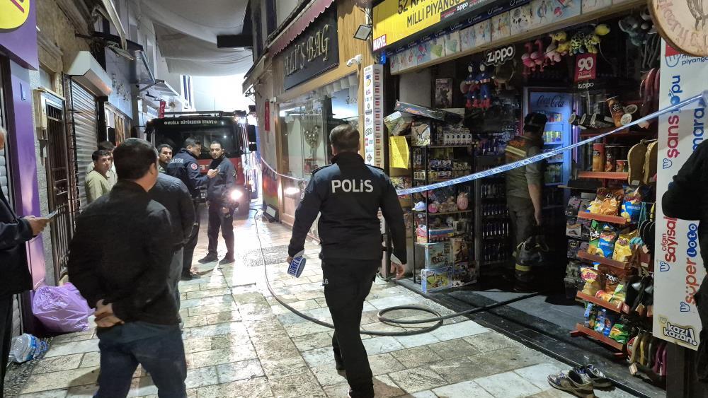 Benzin bidonuyla geldiği markette kardeşini çocuklarının önünde yaktı!