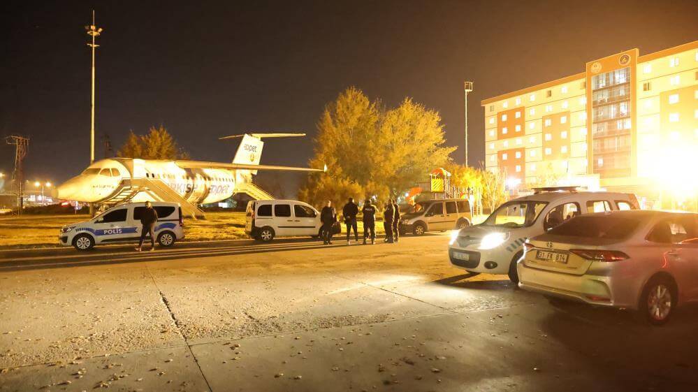 Kız öğrenci yurtları önünde ekipler düğmeye bastı! Araçlar didik didik arandı!