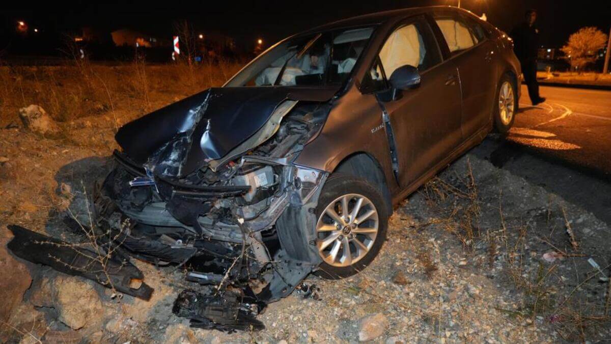 Kayseri yolunda bir araç refüje, diğeri şarampole devrildi! 8 yaralı