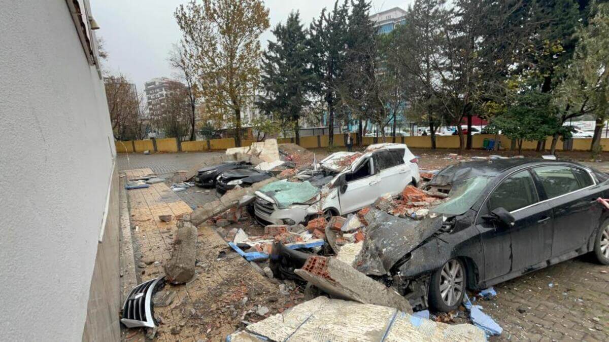 Veli toplantısında şok olay! Okulun duvarı devrildi: 3 yaralı