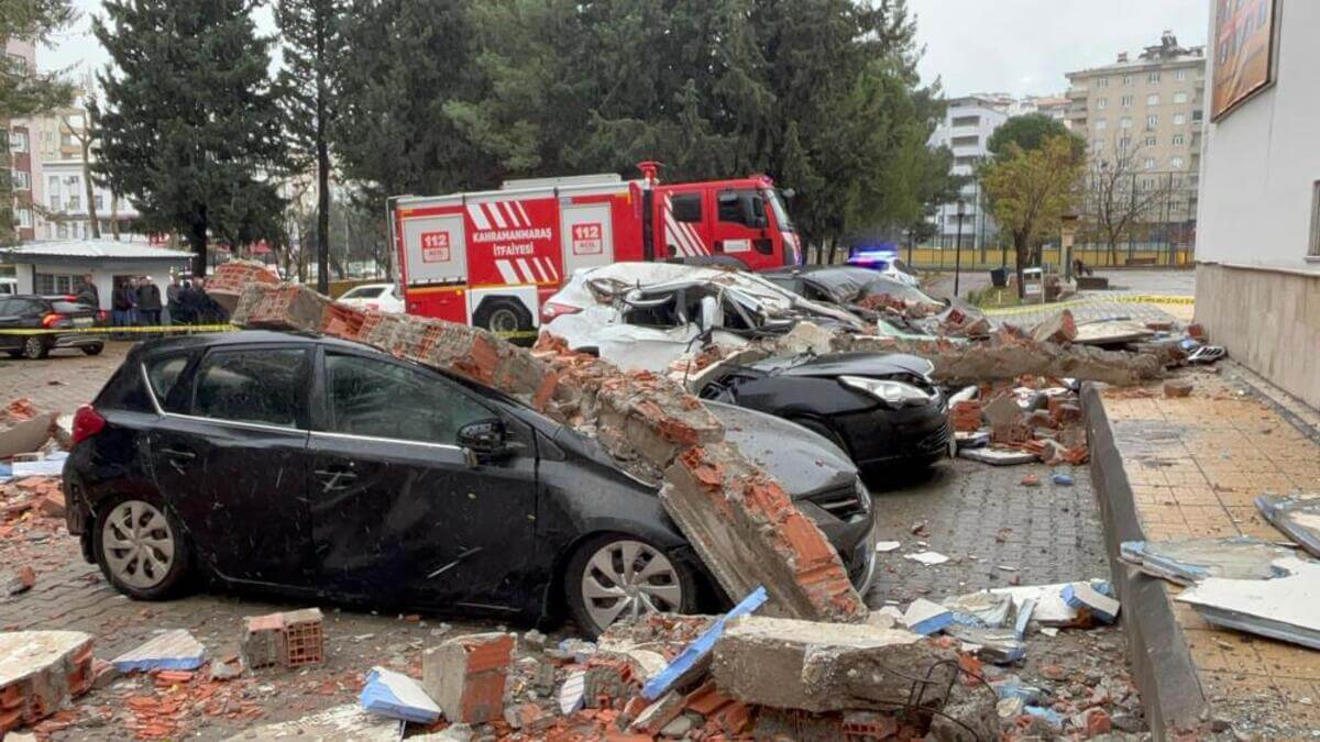 Veli toplantısında şok olay! Okulun duvarı devrildi: 3 yaralı