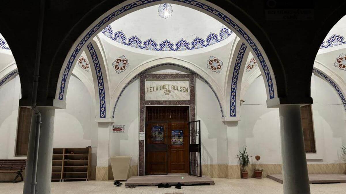 Camide korkunç olay! 16 yaşındaki çocuk imamı bıçakladı!