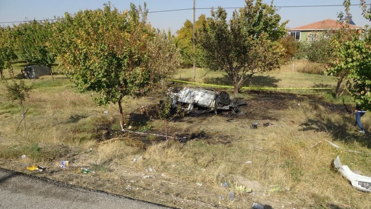 Bahçeye Uçan Araç Yanarak Küle Döndü 2 Kişi Feci Şekilde Can Verdi! 2