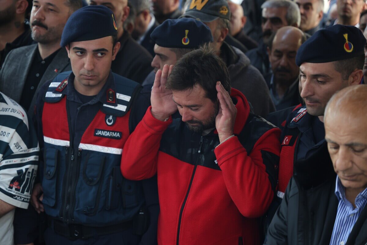 Çıkan Yangında Hayatını Kaybeden 5 Kardeş, Gözyaşları Içinde Toprağa Verildi! (1)