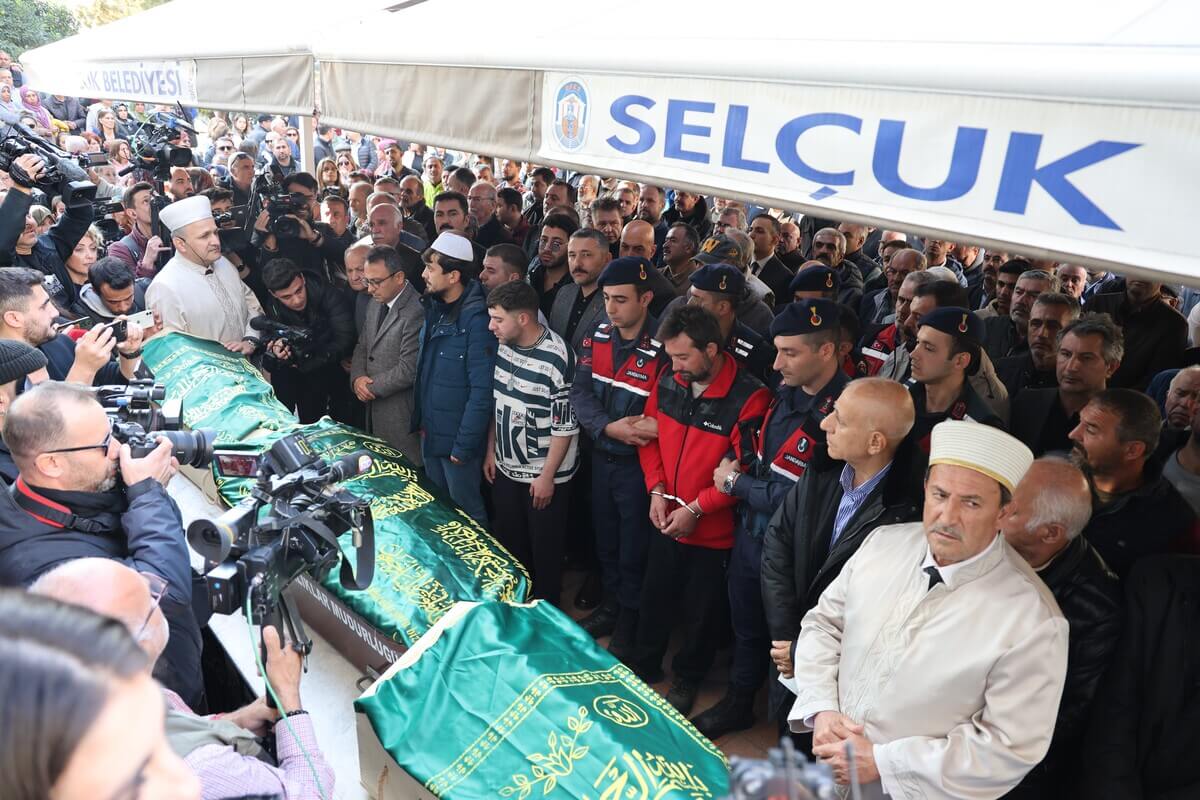 Çıkan Yangında Hayatını Kaybeden 5 Kardeş, Gözyaşları Içinde Toprağa Verildi! (2)