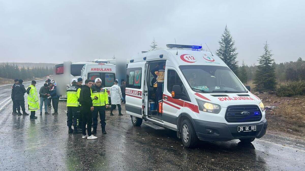 Eskişehir'de Feci Kaza! Kontrolden Çıkan Otobüs Devrildi 1 Ölü 42 Yaralı! (1)