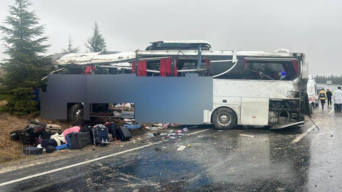 Eskişehir'de Feci Kaza! Kontrolden Çıkan Otobüs Devrildi 1 Ölü 42 Yaralı! (2)
