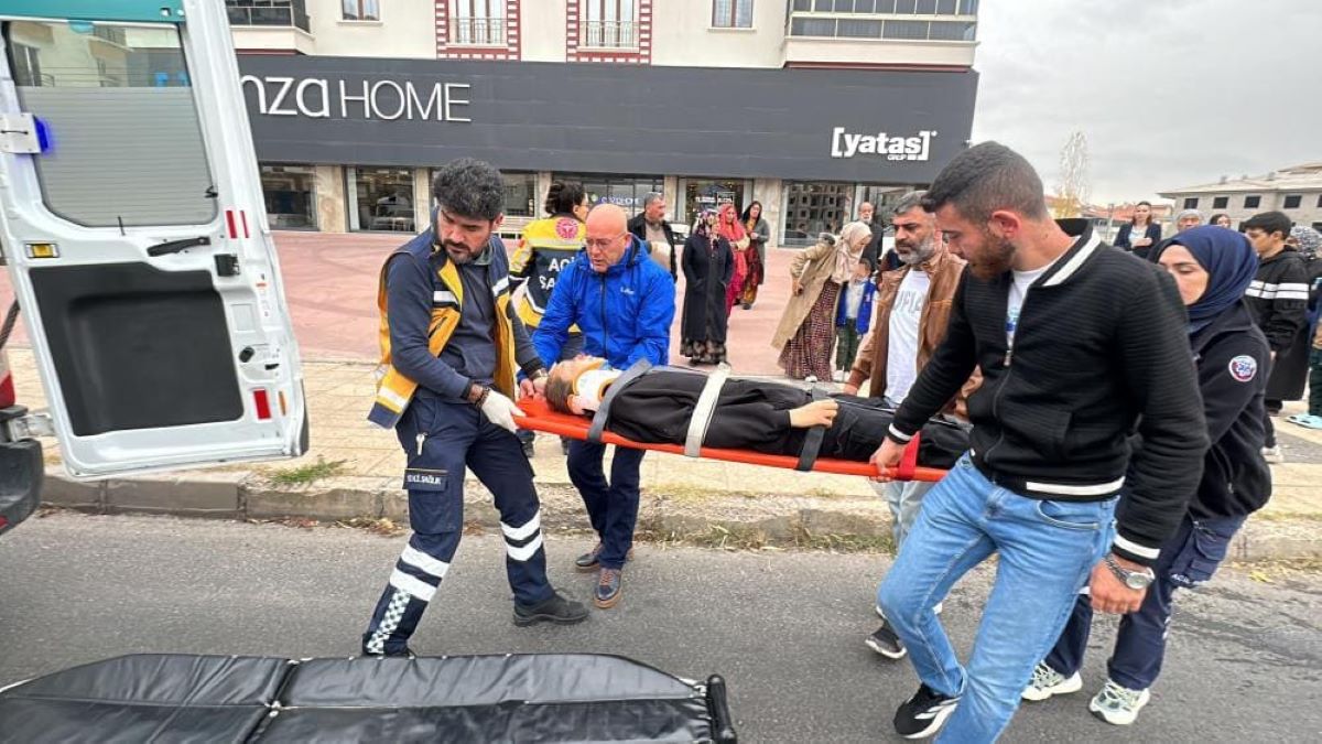 Feci Kaza Karşıya Geçmeye Çalışan 2 Çocuğa Araba Çarptı! 2