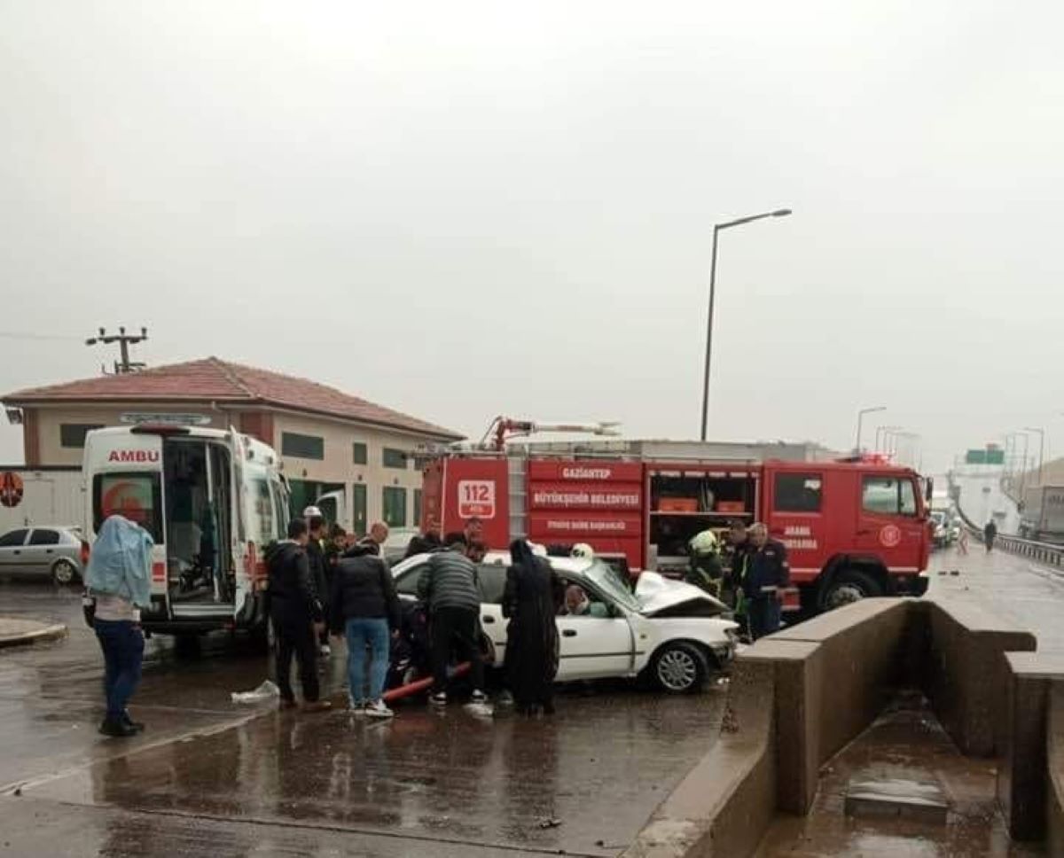 Feci Kaza! Otomobil Bariyerlere Çarptı Ölü Ve Yaralılar Var! 2