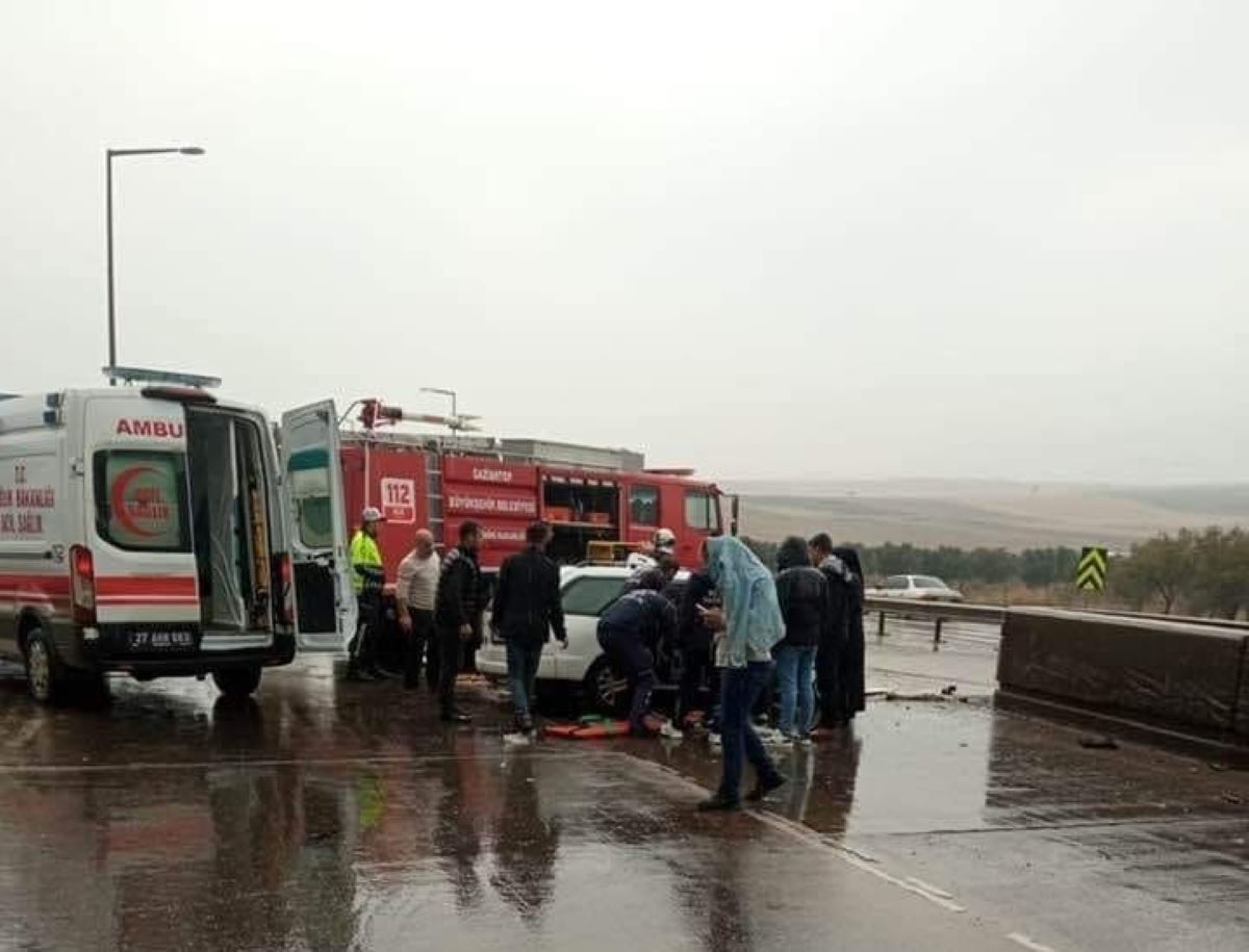 Feci Kaza! Otomobil Bariyerlere Çarptı Ölü Ve Yaralılar Var! 3