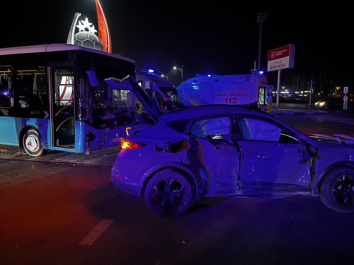 Sivas'ta Halk Otobüsü Ile Otomobil Çarpıştı 2'Si Çocuk Çok Sayıda Yaralı! (3)