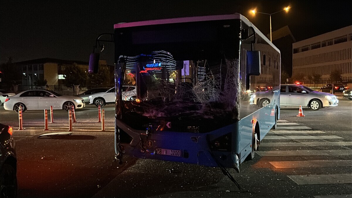 Sivas'ta Halk Otobüsü Ile Otomobil Çarpıştı 2'Si Çocuk Çok Sayıda Yaralı! (3)