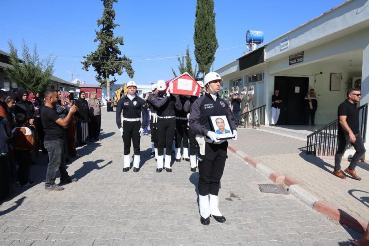 Hayatını Kaybeden Polis Memuru Eşini Asker Selamıyla Uğurladı 1