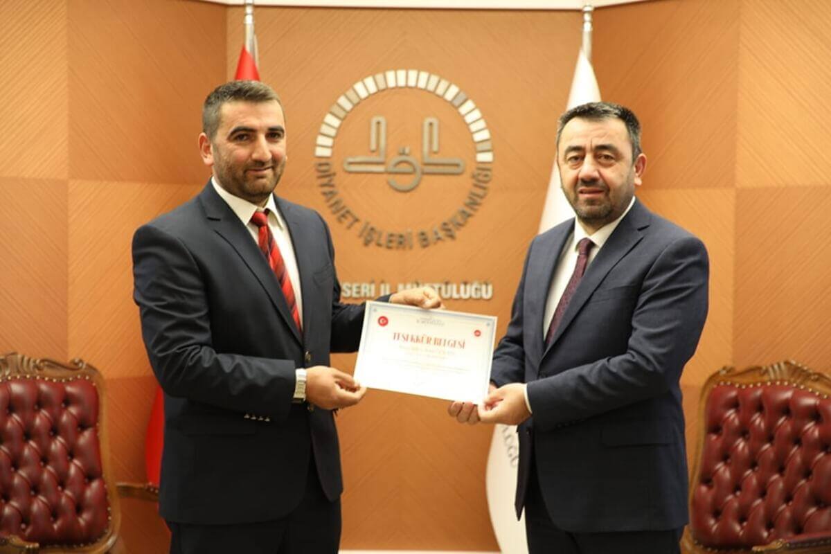 Kayseri Müftüsü Durmuş Ayvaz, Imam Şükrü Selim Görken'i Ödüllendirdi! (2)