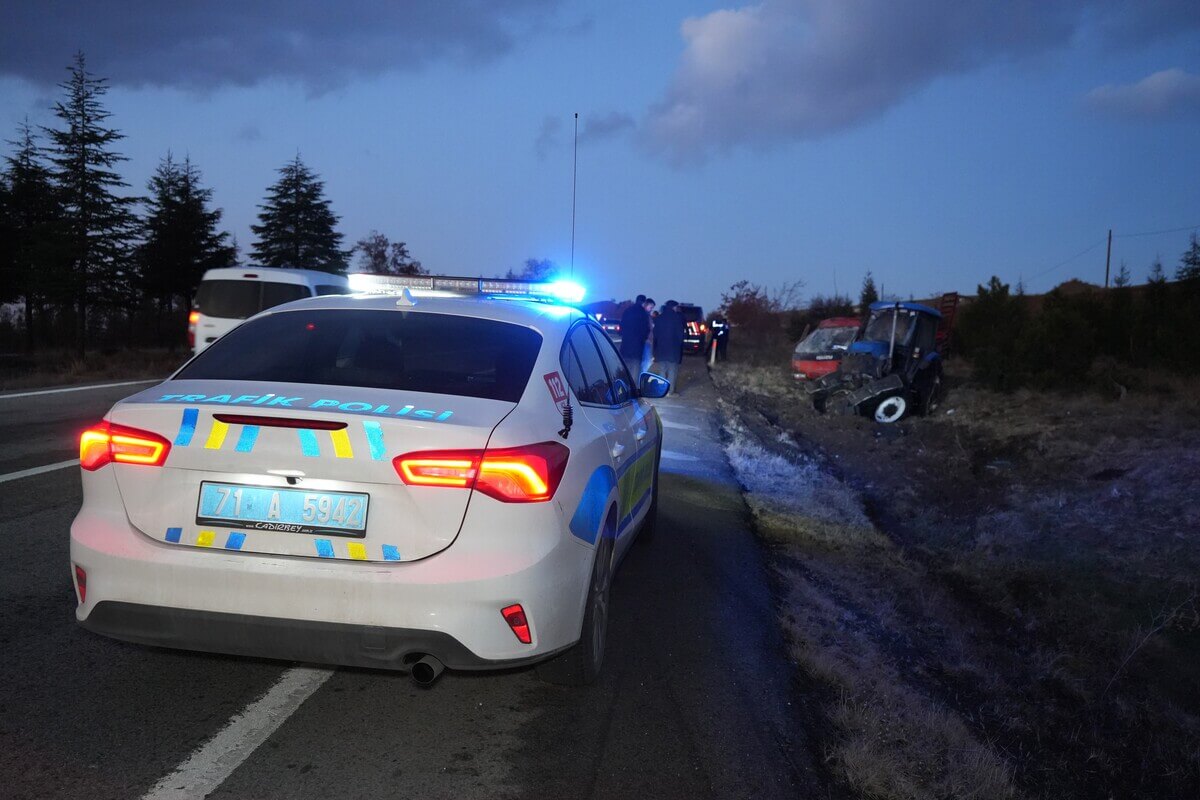 Kayseri Yolunda Feci Kaza Kamyonet Takla Atarak Şarompole Yuvarlandı! (1)