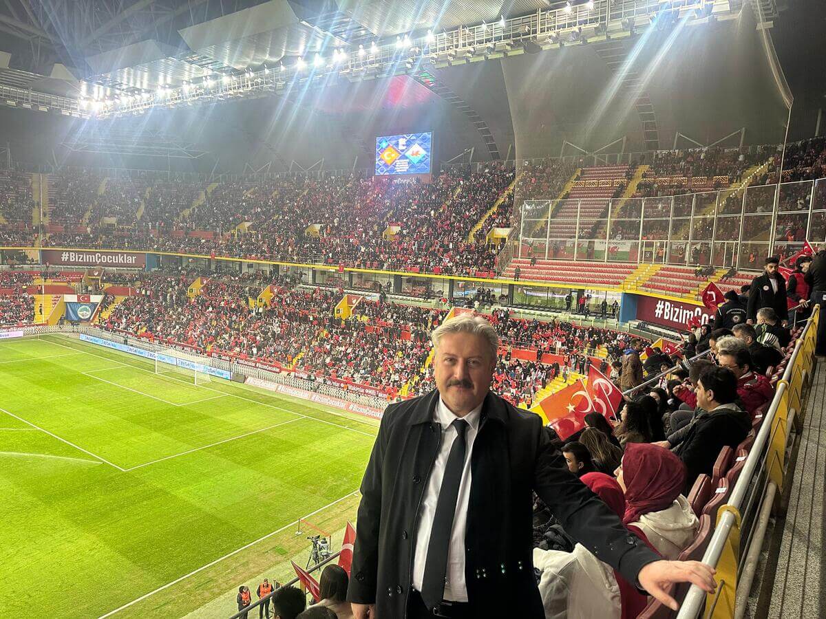Kayseri'de Oynanan Türkiye Galler Maçında Tribünde Bakın Kimler Var! (2)