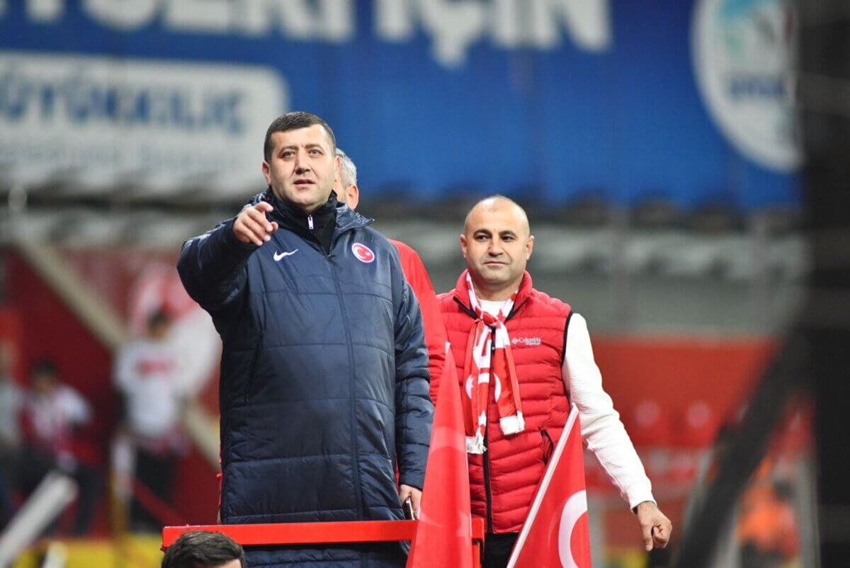 Kayseri'de Oynanan Türkiye Galler Maçında Tribünde Bakın Kimler Var! (3)