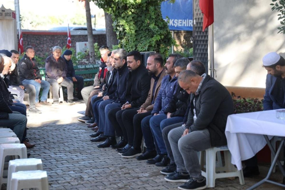 Oğlu Vatan Için Şehit Olan Baba, Mezar Başından Bir Gün Olsun Ayrılmıyor! 3