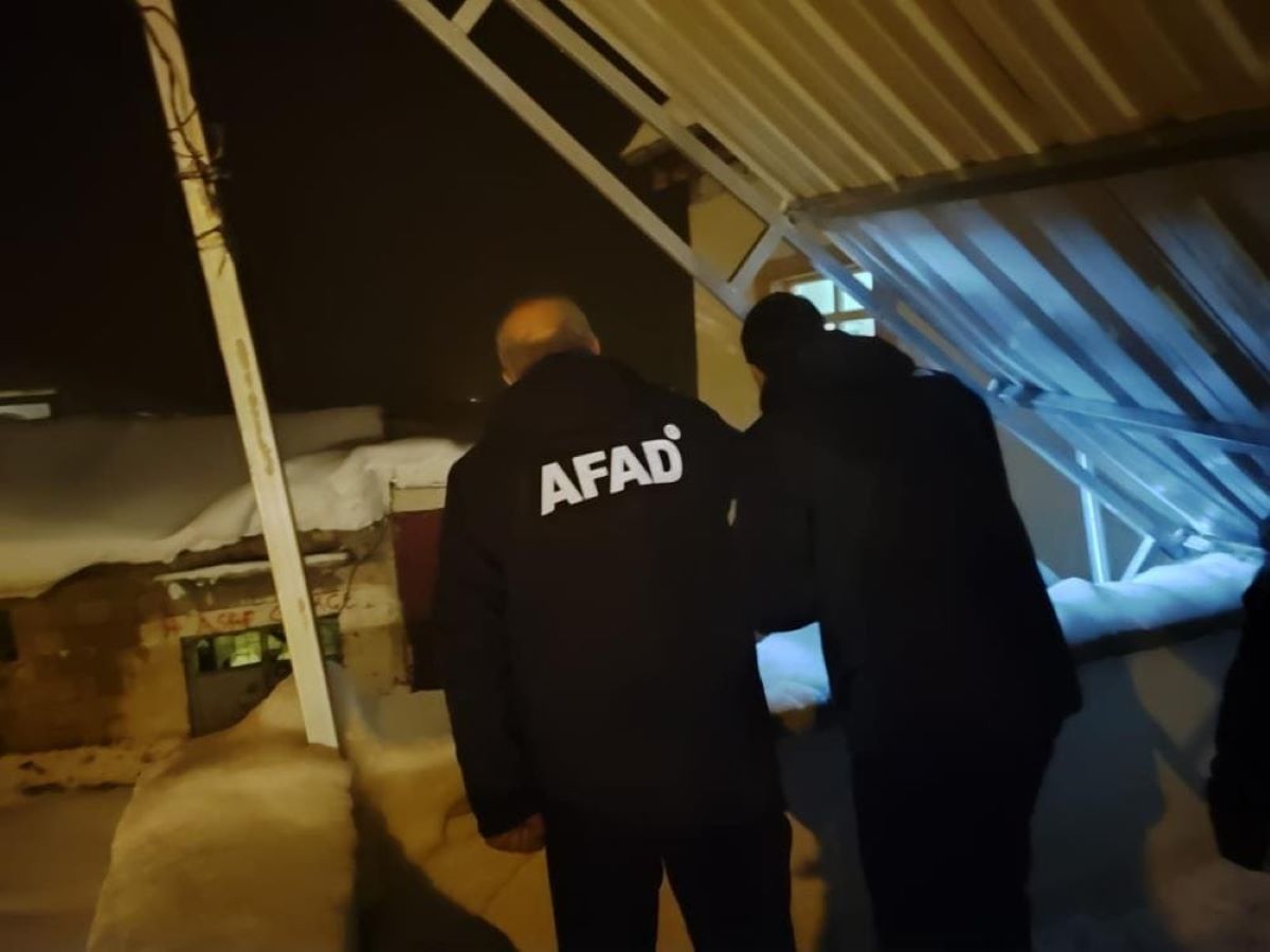 Pınarbaşı’da Çatı Çöktü Karı Koca Mahsur Kaldı! 2