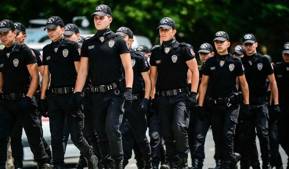 Polis (1)