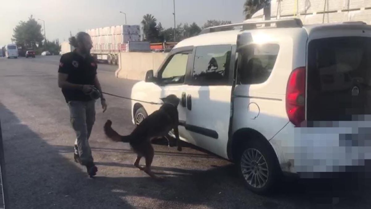 Polis Baskın Yaptı Koltuk Altına Zulalanmış 8 Pet Şişe Içinden Bakın Ne Çıktı! 1