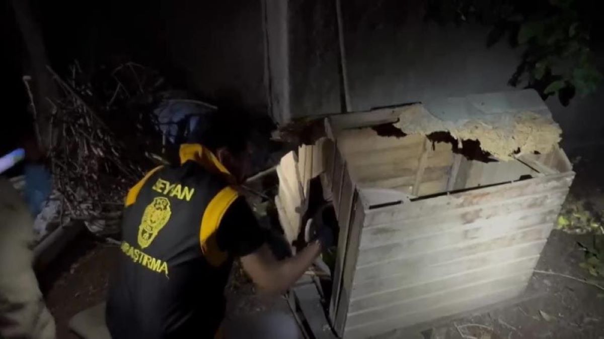 Polis Baskın Yaptı Köpek Kulübesinde El Bombası, Yataktan Da Silah Çıktı! 1