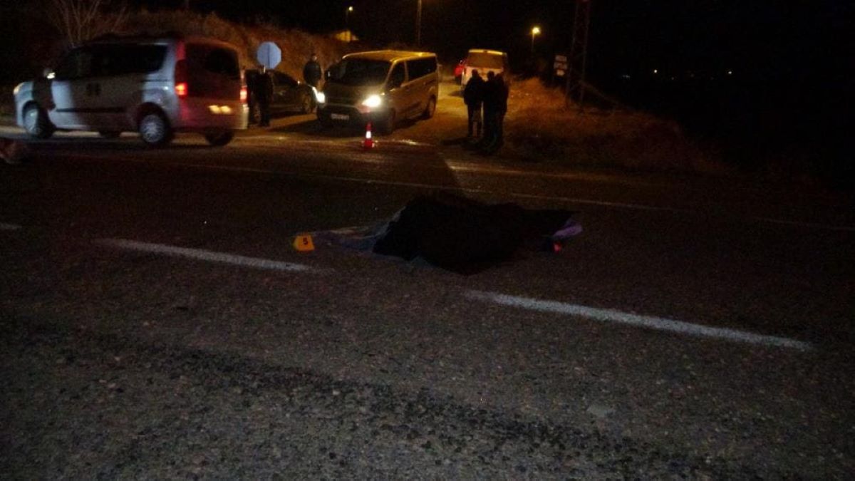 Yolun Karşısına Geçmeye Çalışan Yayalara Çarpıp Kaçtı 2 Ölü, 1 Yaralı! 2