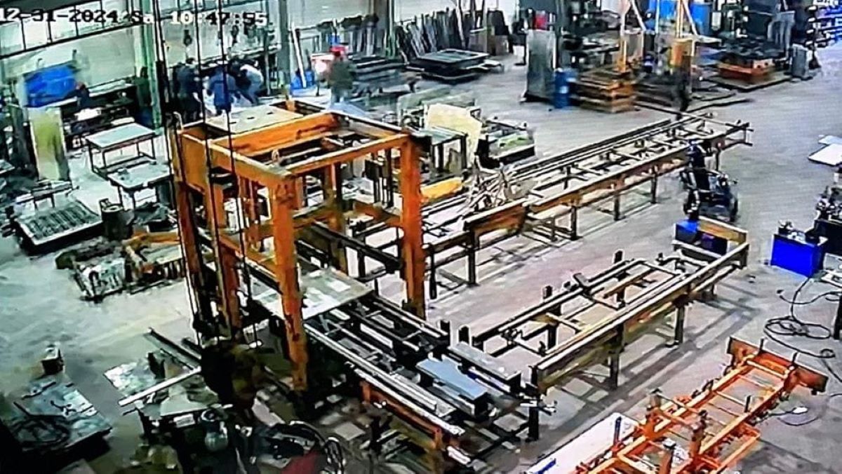 1 Tonluk Kalıbın Altına Kalan Işçi Ağır Yaralandı! 3