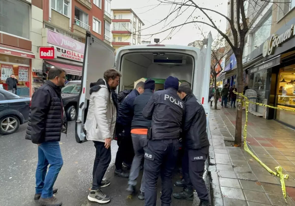 Börekçide yasak aşk cinneti! Karısıyla yakaladığı adamın boğazını kesti!
