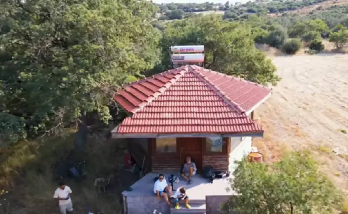Kurtlar Vadisi Zaza 13 dönümlük arsadaki 1+0 evine bakın kaç dolar ödemiş!