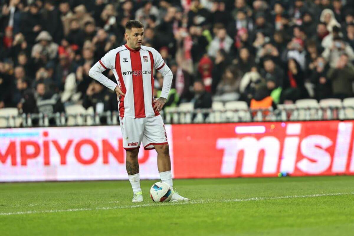 Barış Alper’e faul yapıp sakatlamıştı! Rey Manaj’dan özür geldi!
