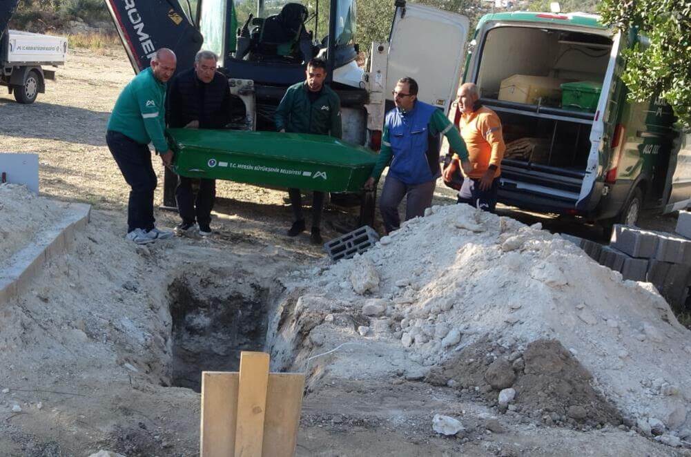Kimsesizler mezarlığına gömülen sanatçının cenazesine 5 kişi katıldı!