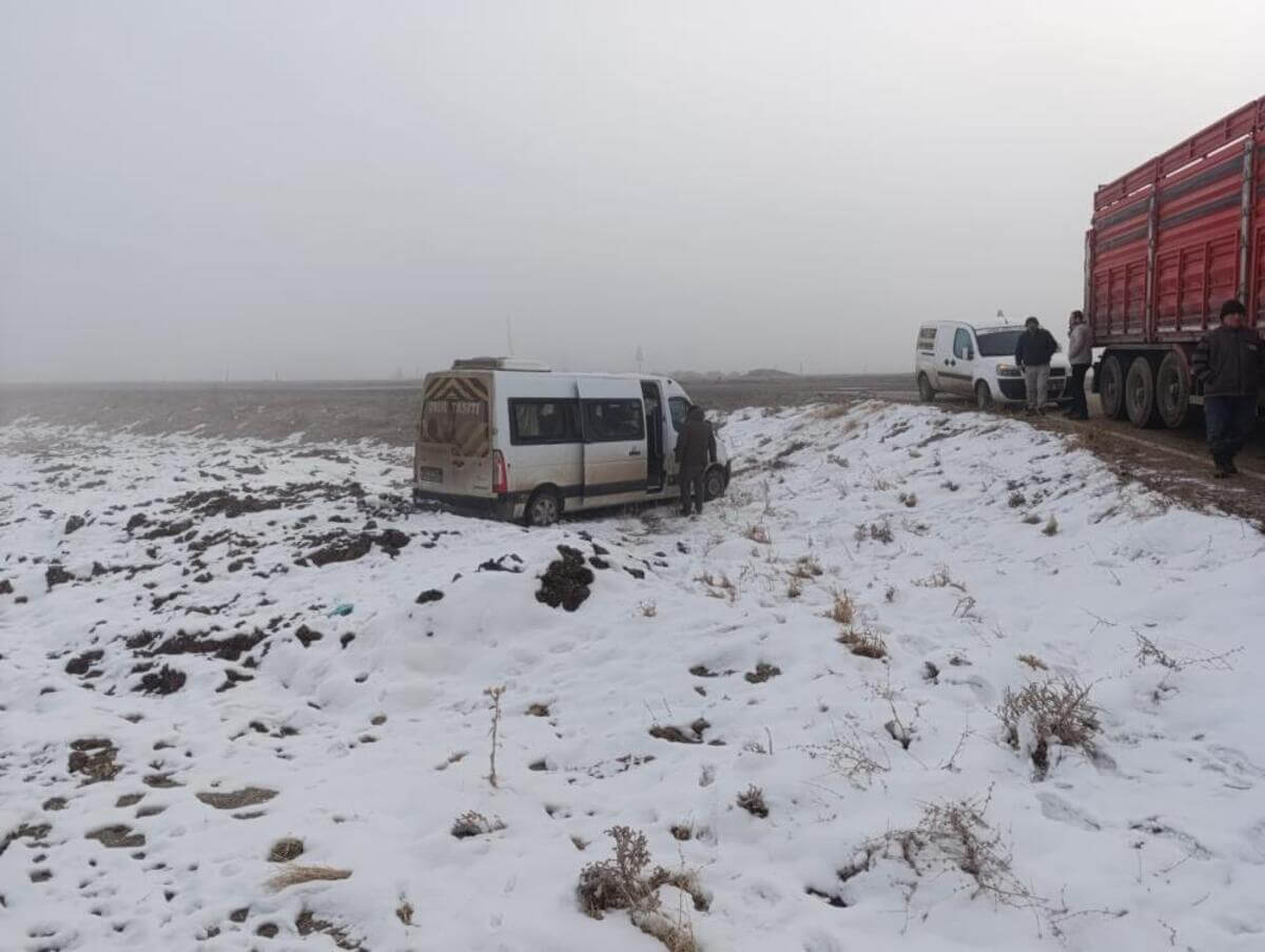 Kayseri Bünyanda Öğrenci Servisi Ile Tır Çarpıştı; Yaralı Var! 2