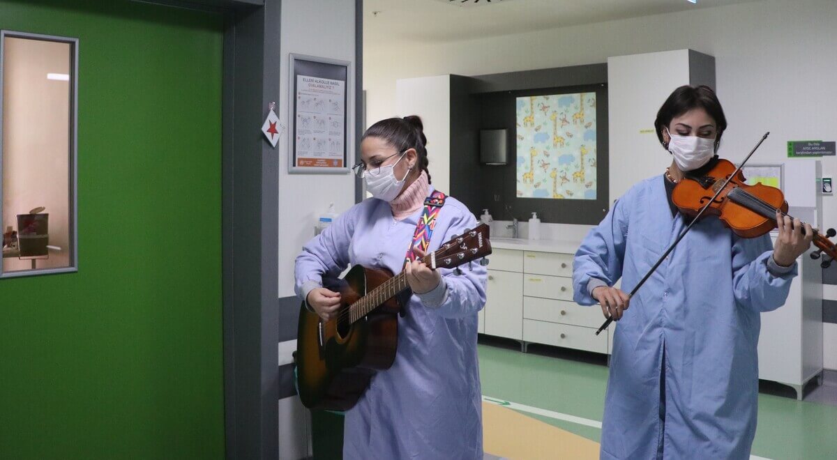 Kayseri'de ERÜ öğrencilerinden lösemili çocuklara müzik terapisi!