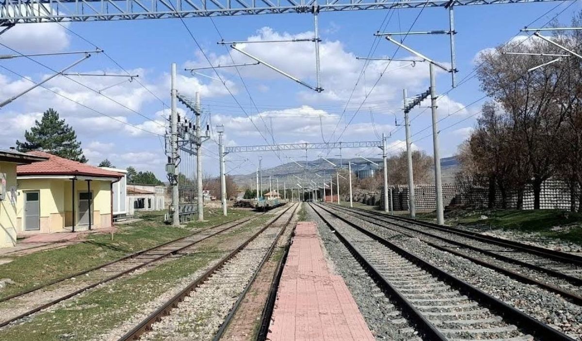 Kayseri’de Bu Ilçenin Ortasından Tren Geçiyor! (1)