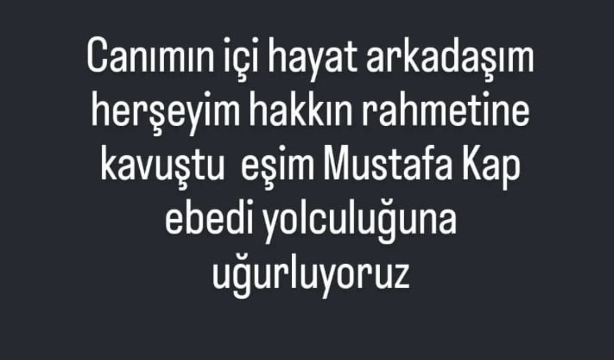 Şarkıcı Melek Mosso ise acı haberi, Mustafa Kap ile çekildiği bir fotoğrafı paylaşarak duyurdu.