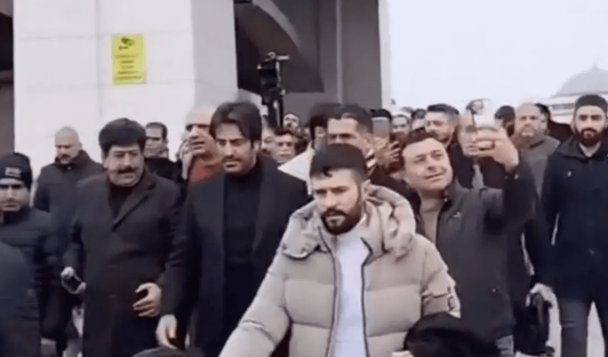 Cenazede insanlık dışı görüntüler! Mahsun Kırmızıgül’ün acı gününde selfie için yarıştılar!