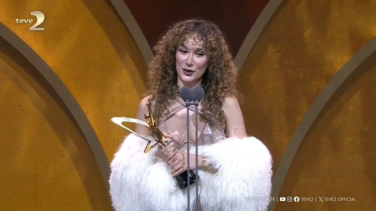 Genç şarkıcı akşam vakti Cem Yılmaz’ın evinden paylaştı! Kafaları karıştırdı!