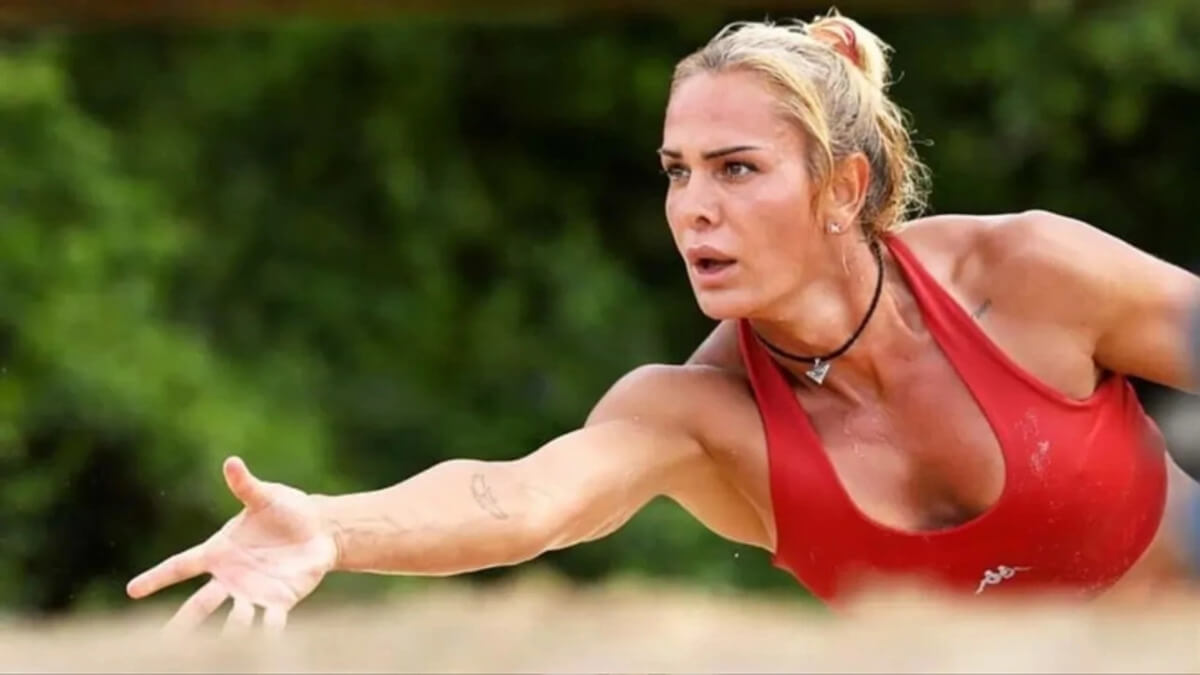 Derbi sonrası taraftara bıçaklı saldırı! Survivor Nagihan kanlar içinde buldu!