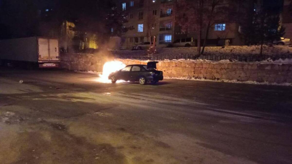 Sivas'ta Bir Anda Alev Alan Seyir Halindeki Araç, Yanarak Hurdaya Döndü! (1)