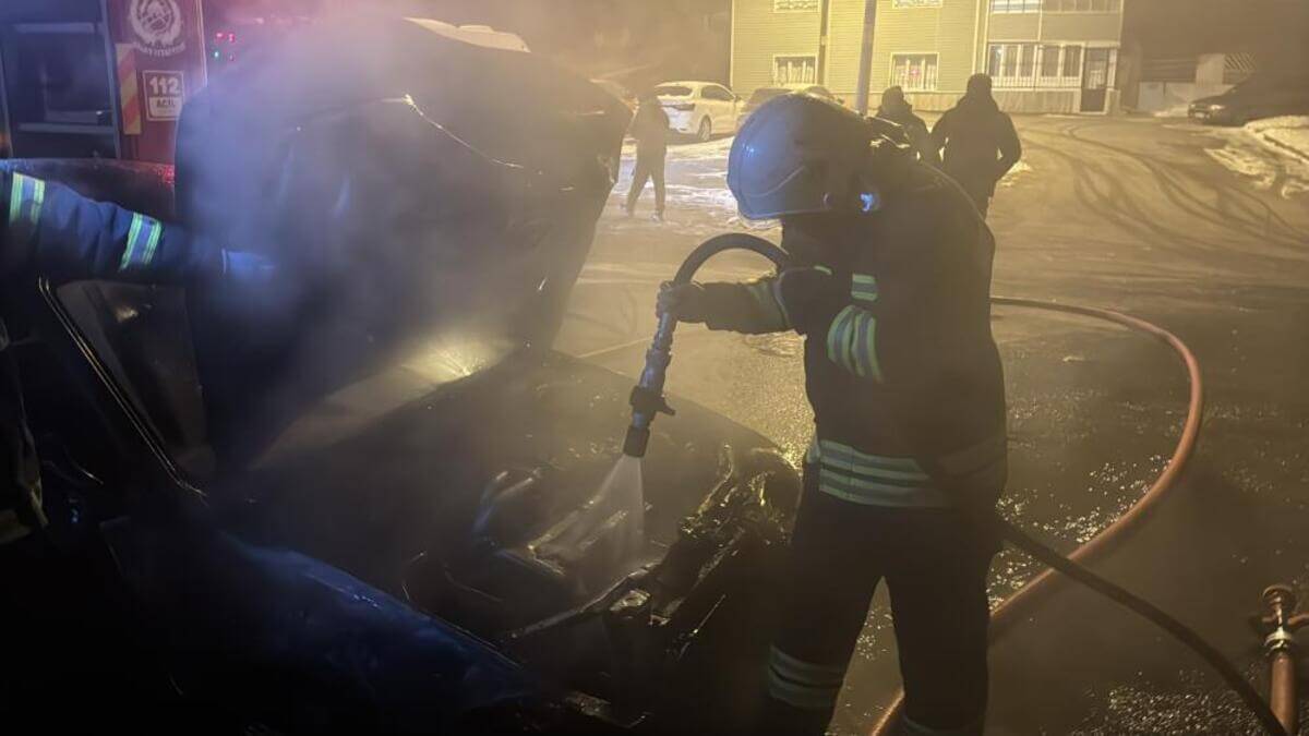 Sivas'ta Bir Anda Alev Alan Seyir Halindeki Araç, Yanarak Hurdaya Döndü! (3)