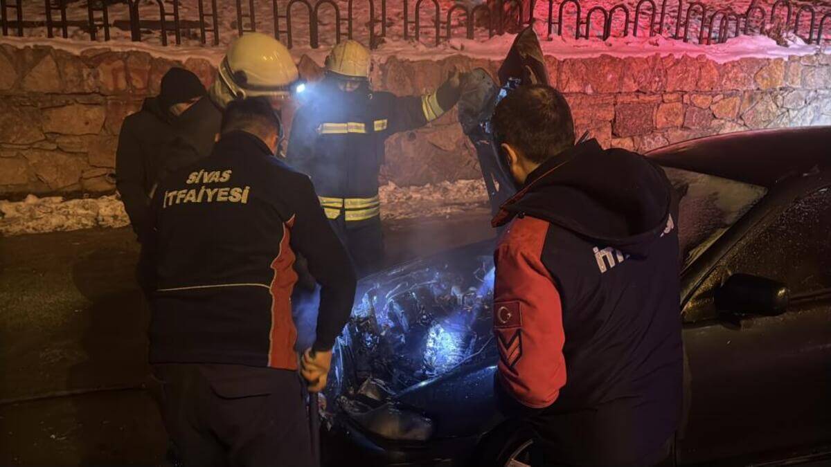 Sivas'ta Bir Anda Alev Alan Seyir Halindeki Araç, Yanarak Hurdaya Döndü! (4)