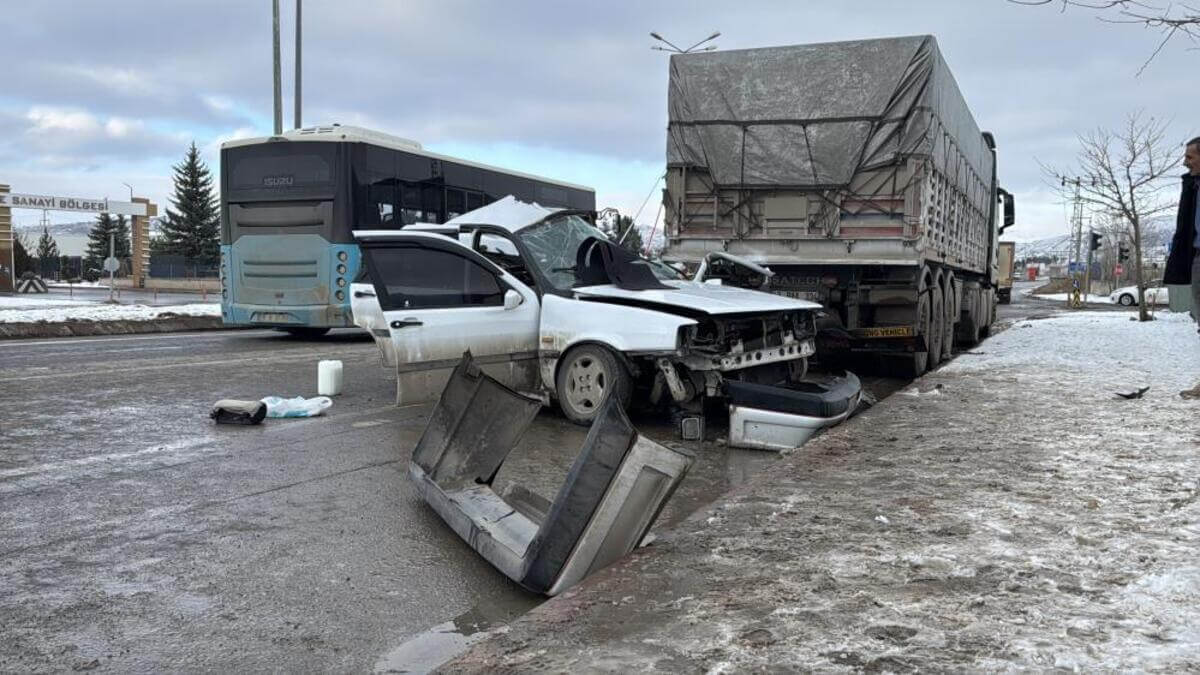 Sivasta Feci Kaza Tıra Arkadan Çarpan Araç Hurdaya Döndü! (2)